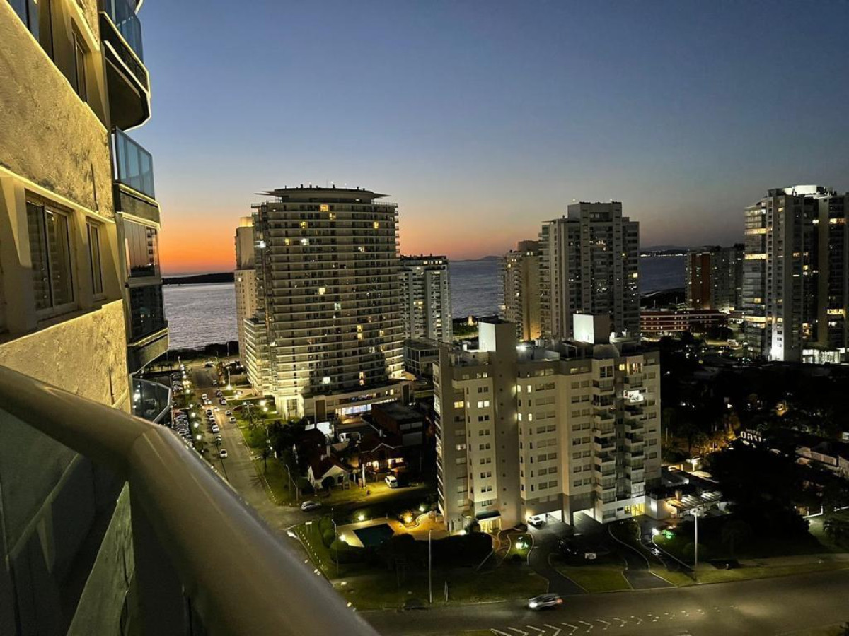 Apartamento de 2 dormitorios en suite y toilette en edificio con todos los servicios