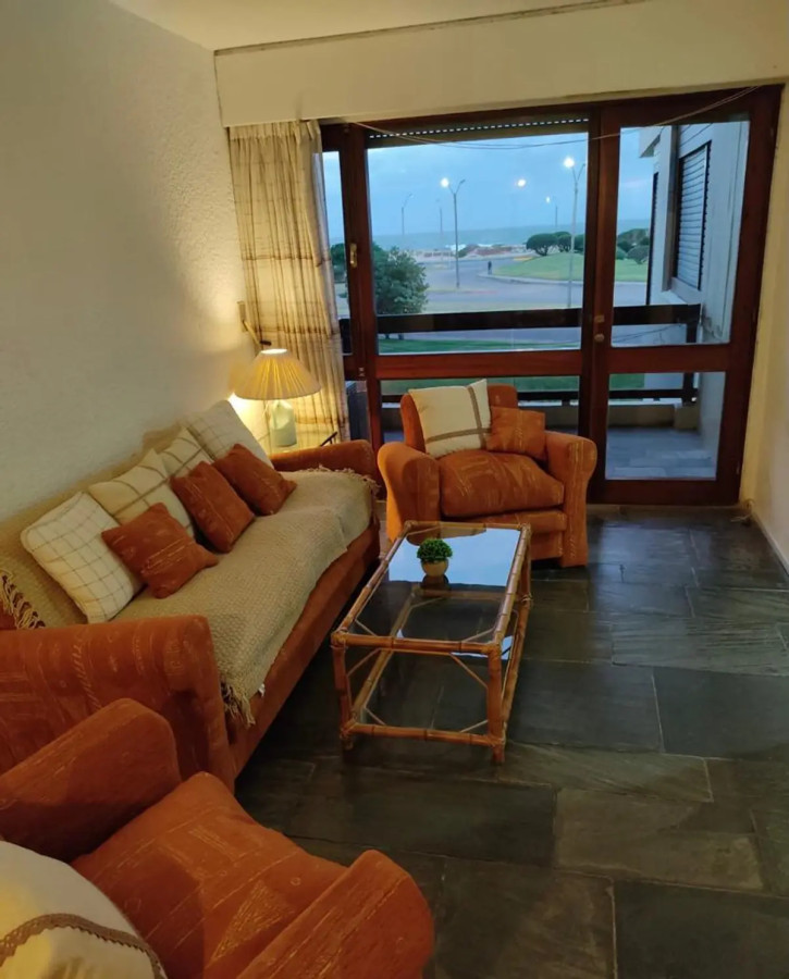 Apartamento en venta, 2 dormitorios frente al mar - Punta del Este 