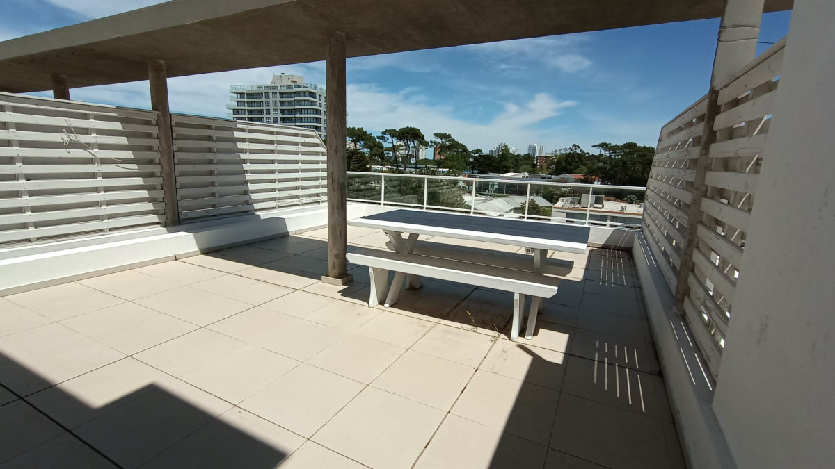Venta  Punta del Este  2 Dormitorios Terraza Propia con Parrillero y Piscina
