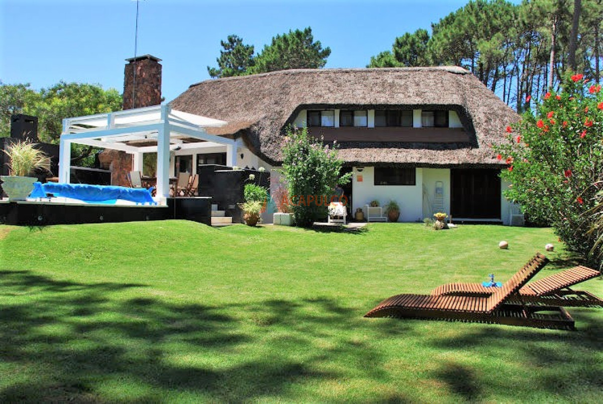 casa en venta - 5 dormitorios + dependencia - punta del este - acp2321c