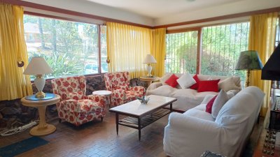 CASA A METROS DEL MAR - Alquiler de temporada - 3 dormitorios 2 baños - fondo parrillero -Punta del Este 