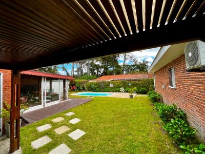 CASA EN ALQUILER ZONA MANSA 3 DORMITORIOS 