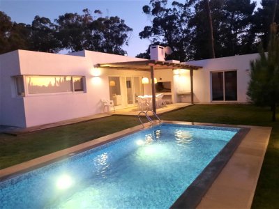 CASA A LA VENTA EN LA BARRA -  CON PISCINA 