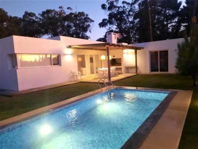 CASA A LA VENTA EN LA BARRA -  A ESTRENAR CON PISCINA 