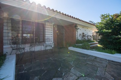 Venta casa 3 dormitorios garaje y fondo en Atlántida 