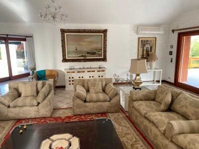 Excelente casa a la venta. Mansa a una cuadra del mar. Piscina climatizada 