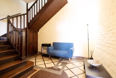 Venta casa 3 dormitorios garaje Pocitos Nuevo 