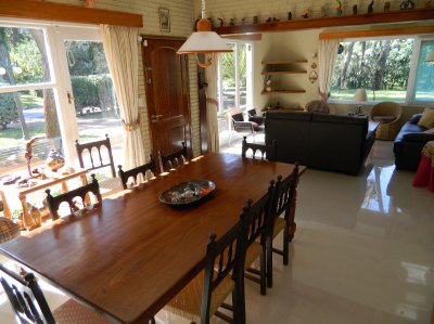 Casa con 2500 m. de jardin, piscina, parrillero, cancha de padle 