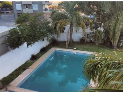 Casa con piscina y jacuzzi a 1 cuadra de la playa Parada 25 de la Mansa