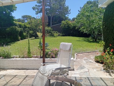 CASA EN PINARES A 300 METROS DEL MAR - 4 dormitorios 3 baños y parque con Parrillero 