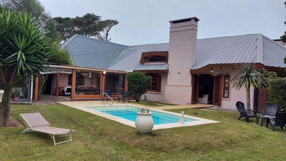 CASA EN VENTA 4 DORMITORIOS  Y DEPENDENCIA DE SERVICIO, PUNTA DEL ESTE