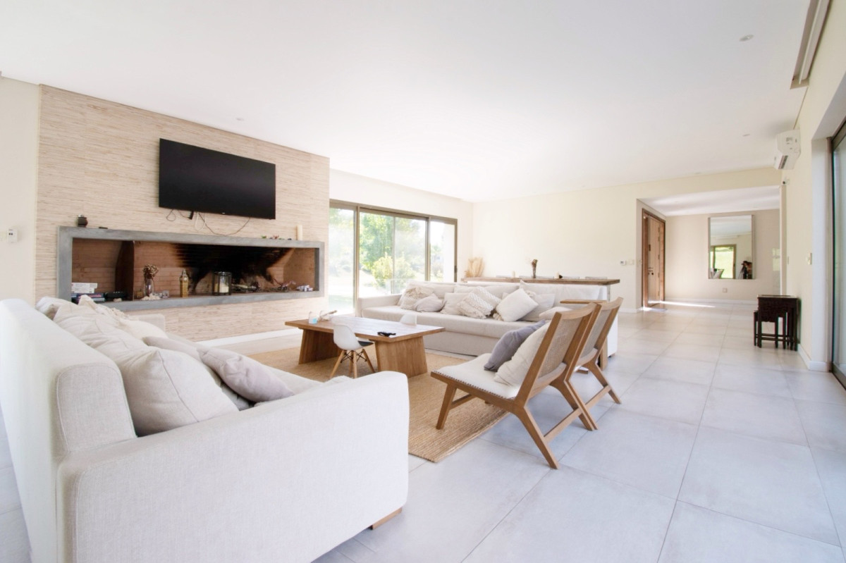 Venta casa 5 dormitorios en barrio privado, piscina climatizada, barbacoa, jacuzzi, sauna y gimnasio