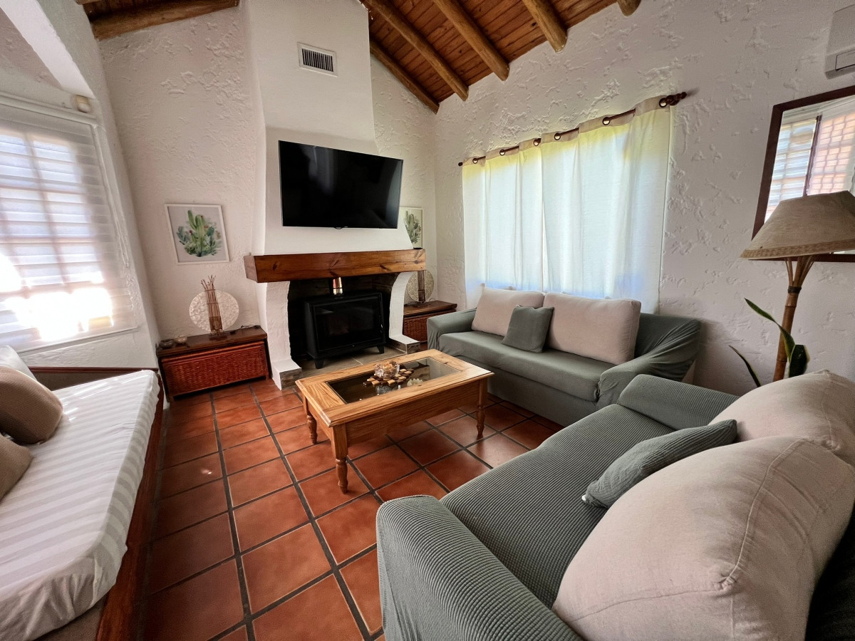 Pinares muy linda casa a 450 metros del mar.-