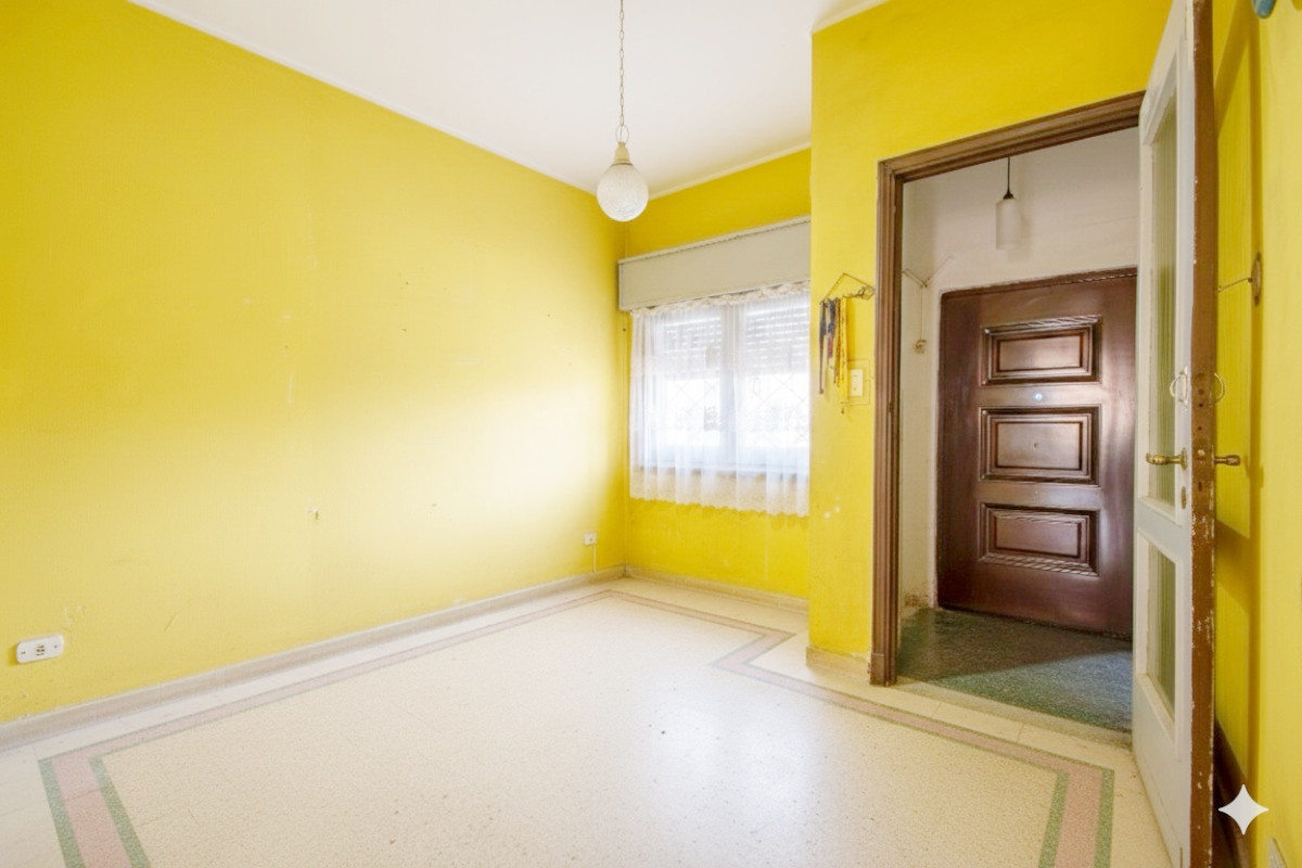 Venta casa de 2 dormitorios con un apartamento de 2 dormitorios y cochera en la Blanqueada 