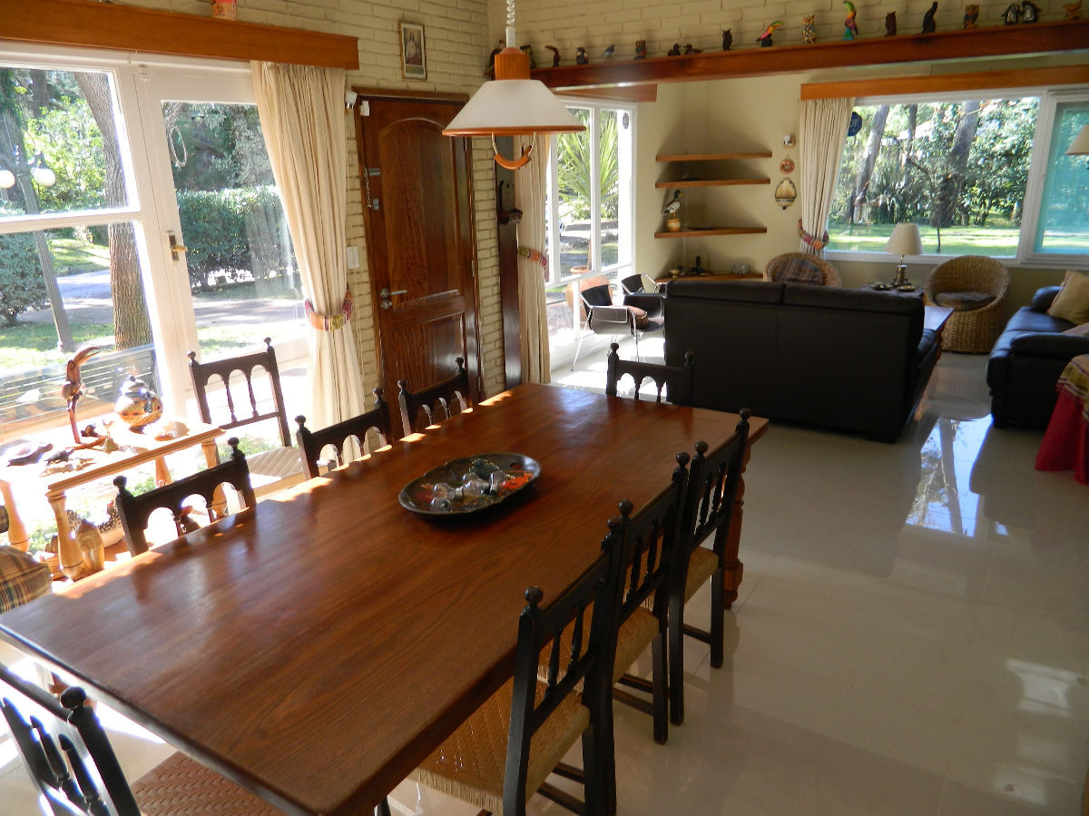 Casa con 2500 m. de jardin, piscina, parrillero, cancha de padle