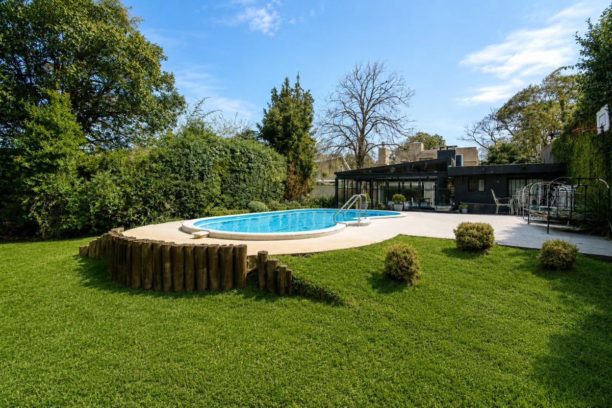 Venta casa 5 dormitorios, 4 baños en Carrasco Sur, piscina, barbacoa, 4 cocheras