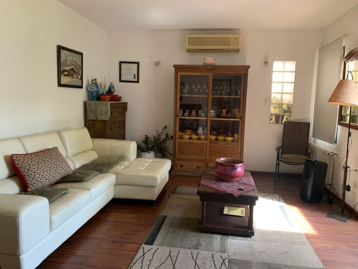 Casa en Venta 4 Dormitorios, 3 baños, fondo con Piscina y Parrillero.