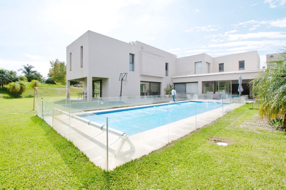 Venta Casa Barrio Privado  4 dormitorios, barbacoa cerrada, piscina climatizada, jacuzzi, sauna y gimnasio