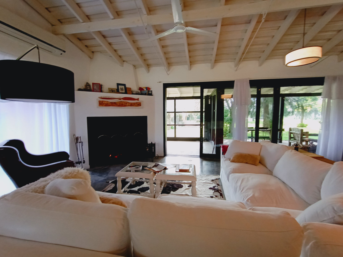 Chacra en venta con casa y piscina - Manantiales