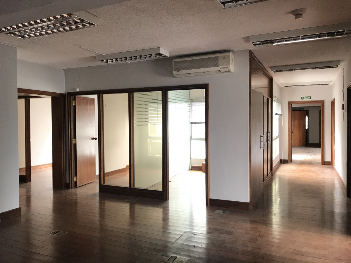 Amplia oficina en piso alto con hermosas vistas