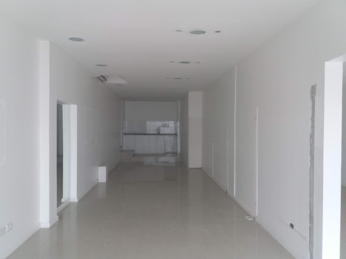 LOCAL PARADA 2 DE BRAVA SOBRE AVENIDA 