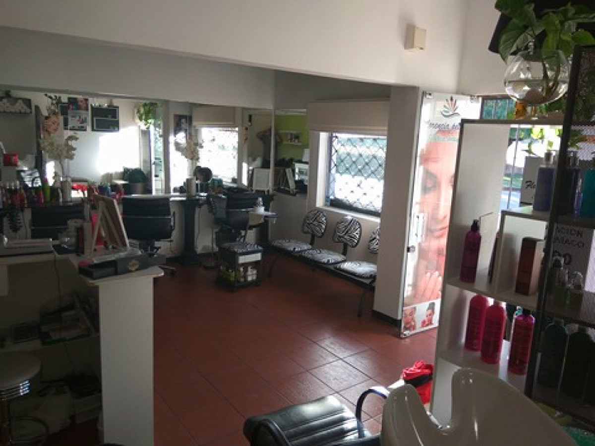 Venta Local Comercial sobre Avenida en Parque Batlle