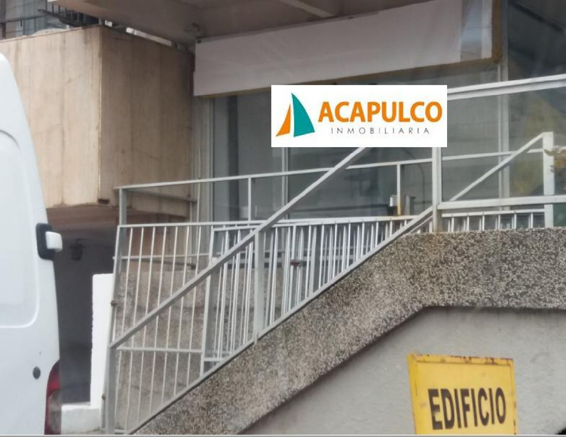 LOCAL COMERCIA A 50 METROS DE GORLERO.