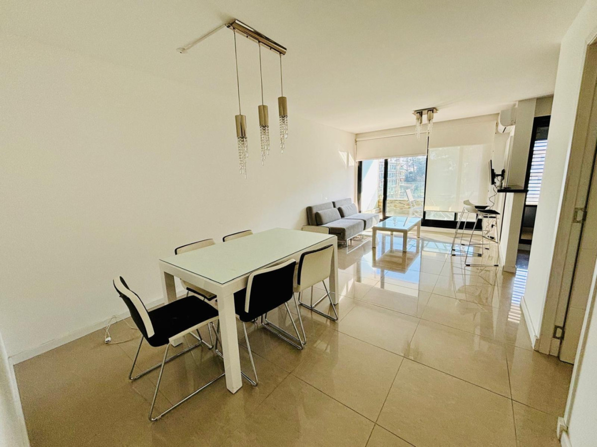 Venta apartamento, 1 dormitorio, amplio balcon con vista, Playa Mansa, Punta del Este