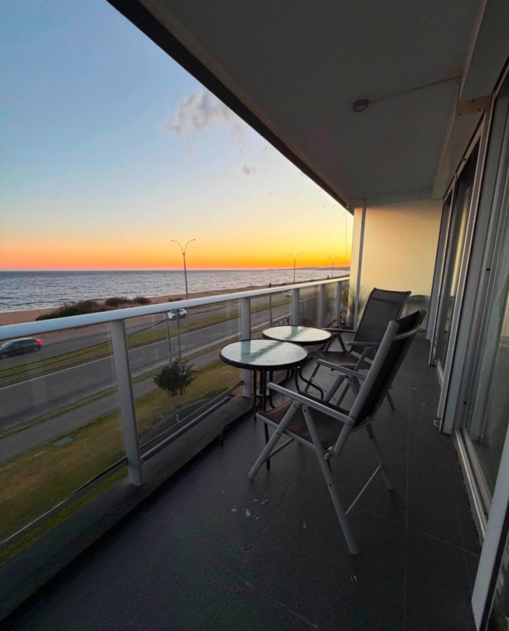 Apartamento de 2 dormitorios frente al mar Playa Mansa 