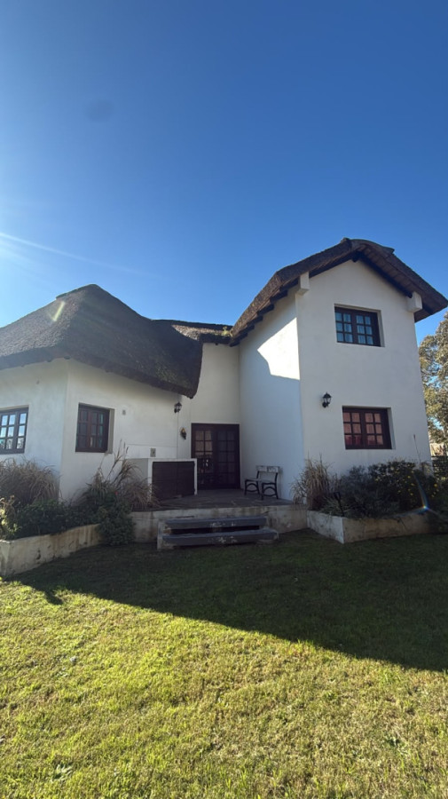 Casa de 3 dormitorios + apartamento al fondo sobre la laguna  Punta del Este 