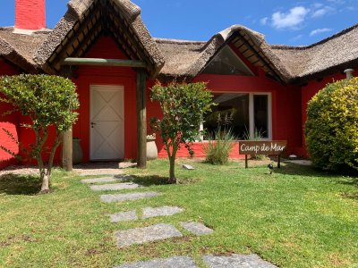 Hermosa casa en Rincón del Indio de 3 dormitorios lindo jardín en entorno privado