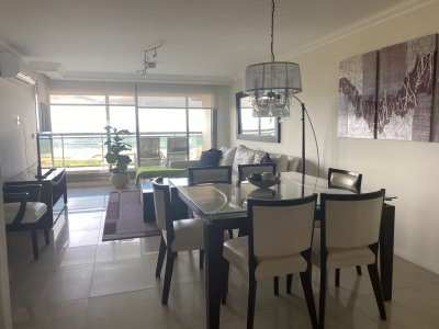 Venta de apartamento en Punta del Este con espectacular vista y ubicación.