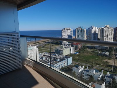 Apartamento en venta y alquiler temporal de 2 dormitorios en Punta del Este, Brava, Piso alto con espectacular vista