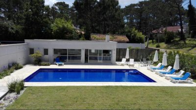 Alquiler de Temporada en Playa Mansa, 2 Dormitorios, 3 baños, Parrillero, Piscina