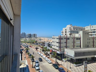 Excelente ubicación apartamento   ? 2 dormitorios con vista parcial al mar con cochera.