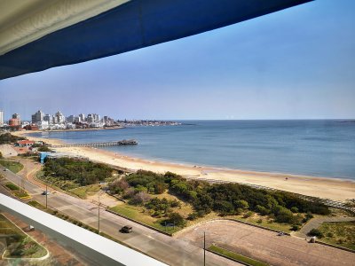 Venta de Apartamento en Punta del Este, Espectacular vista en 1era línea frente a playa mansa