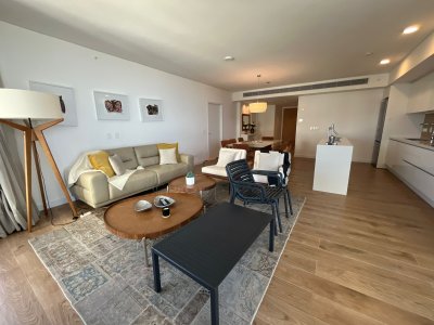 Apartamento premium frente a playa brava en Punta del Este, disponible en alquiler