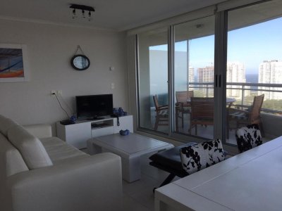 Apartamento de 2 dormitorios en venta y alquiler de temporada en Punta del Este, zona Roosevelt