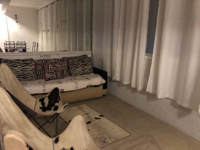 Venta y Alquiler de Apartamento en Playa Mansa, Edificio frente al mar