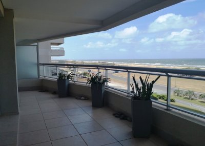 Punta del Este, Primera línea en Brava - Venta de Apartamento  3 dormitorios