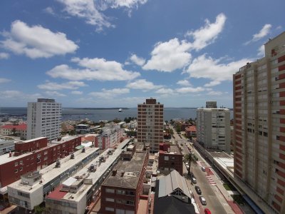 Apartamento en Venta y Alquiler en Punta del Este, Península, Céntrico, piso alto con muy linda vista despejada