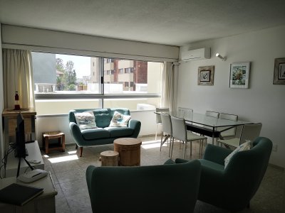 Venta y Alquiler de Apartamento en Punta del Este, muy bien ubicado con 3 dormitorios y servicios