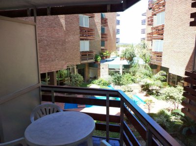 Apartamento en Alquiler con balcón  en Punta del Este - Frente Mansa
