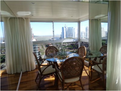 Excelente Opción!!! Venta de Apartamento en Punta del Este, con muy buena vista, muy soleado.
