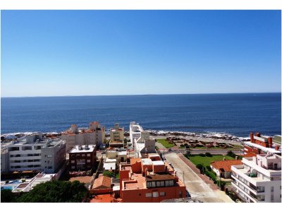 Venta de apartamento con vista al mar en Punta del Este, Península, 3 dormitorios, reciclado.