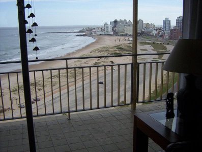 Apartamento en Punta del Este, Brava frente al mar, piso alto, espectacular vista al mar
