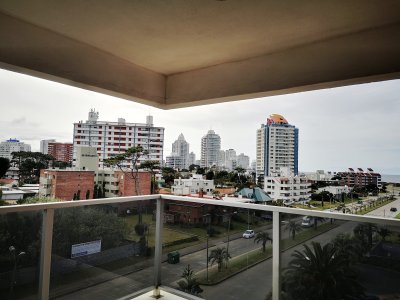 Venta de Apartamento en Punta del Este,  Avda Chiverta a metros de la playa brava y mansa