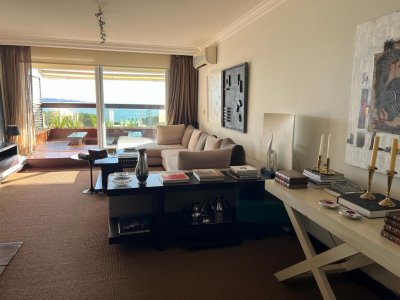 Espectacular Apartamento en Primera Fila de Playa mansa de Punta del Este!!!,  Disponible en Alquiler temporal, 2 dormitorios