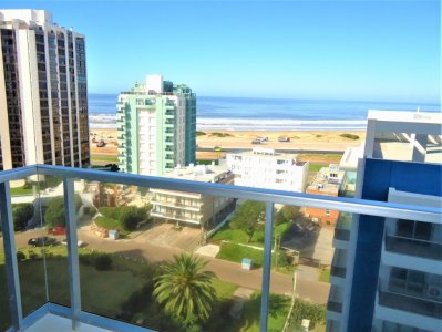 Apartamento en venta y Alquiler en  Punta del Este, a metros  de playa Brava!! Piso alto con muy linda vista