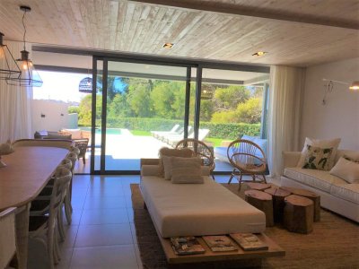 Venta de Apartamento en Punta del Este, Playa Brava, de primer nivel. Magnífica planta con 3 dormitorios más servicio.